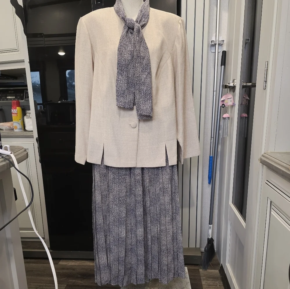 Leslie Fay Elegant Cream and Black Women's Skirt Set - Picture 3 of 10